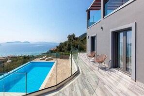A modern building with a rooftop infinity pool overlooking the sea. - Villa Irene 1 Drakatos (Lefkada)