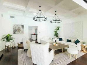 Smart TV, chimenea y oficina 