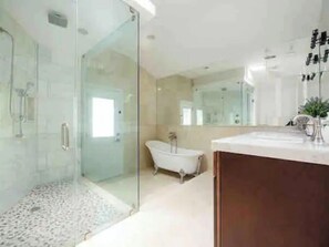 Séchoir à cheveux, serviettes fournies, savon, shampooing