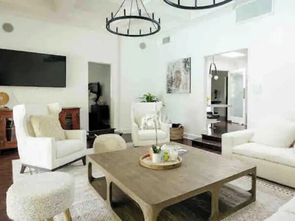 Smart TV, fireplace, offices - Spanish villa Encino best south of the boulevard (Encino)