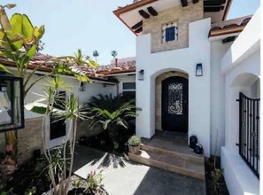 Exterior - Spanish villa Encino best south of the boulevard (Encino)