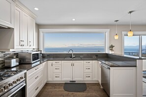 Jääkaappi, mikroaaltouuni, uuni, liesi