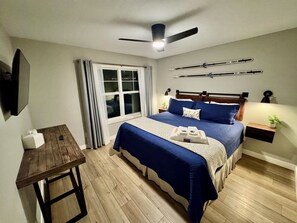 4 quartos, escrivaninha, ferros/tábuas de passar roupa, berço de viagem