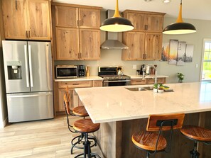 Kjøleskap, mikrobølgeovn, ovn og kokeplater