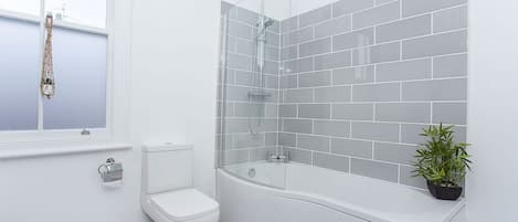 Regadera, amenidades de baño gratuitas, secadora de cabello, toallas
