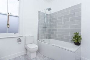 Een douche, gratis toiletartikelen, een haardroger, handdoeken