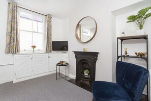 Een smart-tv en een open haard