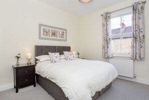 1 slaapkamer, een strijkplank/strijkijzer, gratis wifi, beddengoed