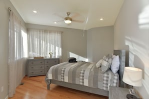 4 Schlafzimmer, Schreibtisch, Bügeleisen/Bügelbrett, Reisekinderbett