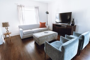Smart TV, books - Oak Park Victorian by FLW Studio (Oak Park)