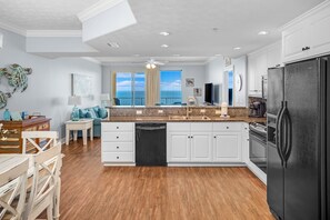 Frigorifero, microonde, forno, piano cottura