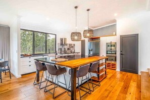 Een koelkast, een magnetron, een vaatwasser