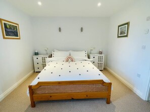 2 dormitorios, tabla de planchar con plancha, cuna de viaje