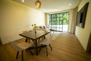 奢华客房 | 埃及棉床单、高档床上用品、办公桌、免费 WiFi