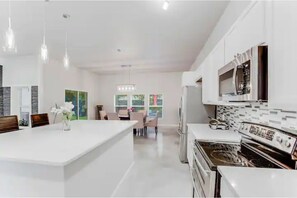 Private kitchen - Luxury everywhere, minutes to main attractions (San Antonio)