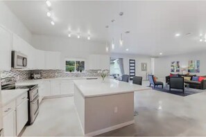 Private kitchen - Luxury everywhere, minutes to main attractions (San Antonio)