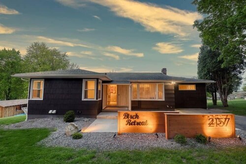 This house is a 4 bedroom(s), 3 bathrooms, located in Seneca Falls, NY.