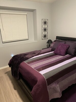 2 habitaciones, escritorio, tabla de planchar con plancha y wifi gratis 