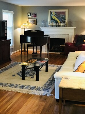 Living area - Ranch Home with Basement, close to downtown and Keeneland Racetrack. (Lexington)