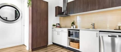 Kühlschrank, Mikrowelle, Geschirrspüler, Toaster