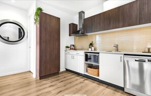Refrigerador, microondas, lavavajillas y tostadora 