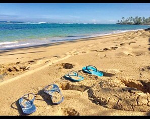 A beach with footprints and flip-flops on the sand. - CB10- Beachfront complex One bedroom with ocean view & balcony (Isla Verde)