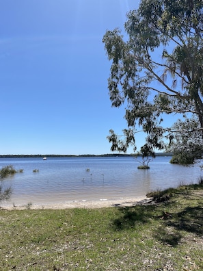 Beach nearby - Family getaway on the waterfront of Tin Can Bay (Tin Can Bay)