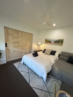 3 bedrooms, iron/ironing board, bed sheets - Family getaway on the waterfront of Tin Can Bay (Tin Can Bay)