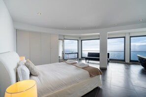 4 quartos, escrivaninha, acesso à internet, roupa de cama