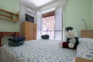 3 slaapkamers, een kluis op de kamer, een bureau, reisbedje