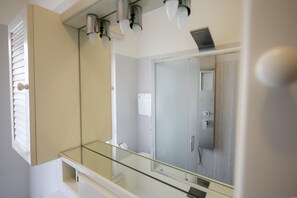 Doccia, asciugacapelli, bidet, asciugamani