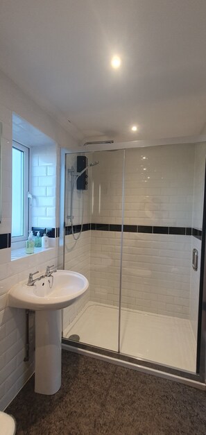 Ferienhaus, 1 Schlafzimmer (Forest View Cottage) | Badezimmer | Kostenlose Toilettenartikel, Haartrockner, Handtücher, Seife