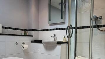 Studio, Ground Floor (Maple Lodge) | Bathroom | Free toiletries, hair dryer, towels, soap