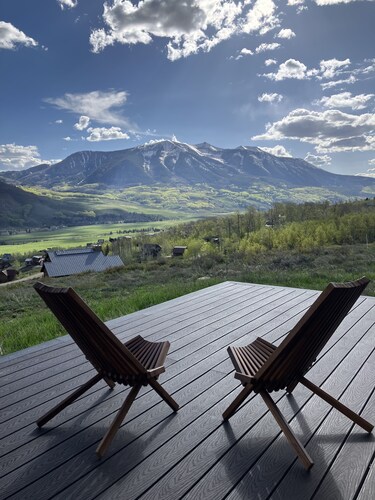 Modern wood cabin with Mountain Views