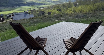Modern wood cabin with Mountain Views