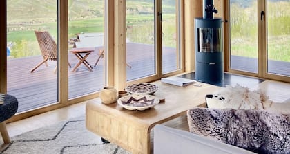 Modern wood cabin with Mountain Views