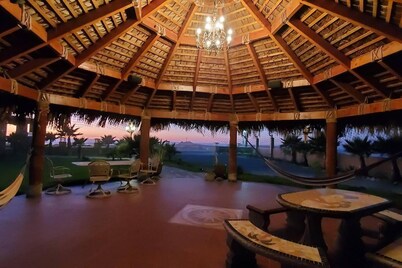 5 Bedroom Beachfront Pool & Spa