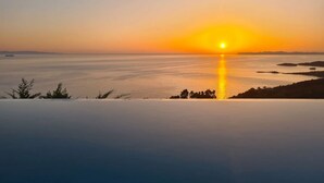 Une étendue d'eau calme qui reflète le coucher de soleil.