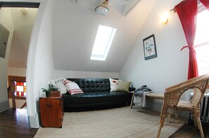 Een smart-tv en boeken