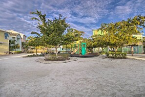 Children’s area - Tropical Cottage w/ Hot Tub Near Disney! (Kissimmee)