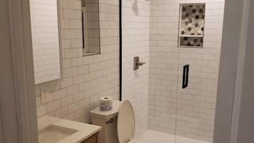Douche, sèche-cheveux, serviettes fournies