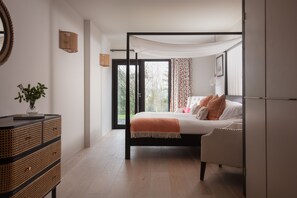 5 bedrooms, WiFi, bed sheets