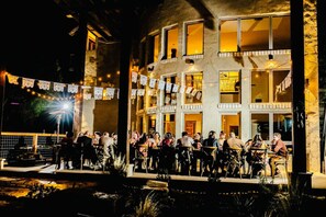 تناول الطعام بالخارج