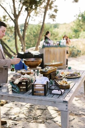 Outdoor dining - The Estate at Crystal Creek - 8 miles to Downtown! (Austin)