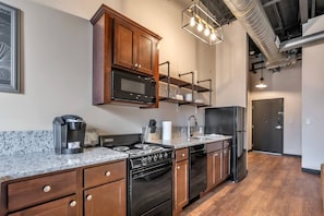 Fridge, microwave, oven, stovetop - 1 Bedroom @ Grand Strand Brewery 203 (Myrtle Beach)