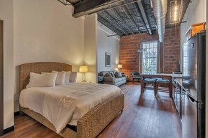 Tabla de planchar con plancha, wifi y ropa de cama 