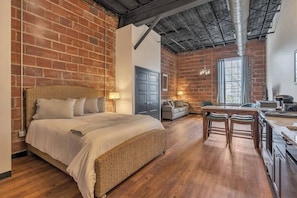 1 bedroom, iron/ironing board, WiFi, bed sheets - Beach Brews & Coastal Views Loft (Myrtle Beach)