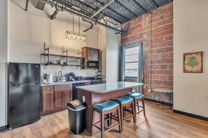 Frigorifero, microonde, forno, piano cottura