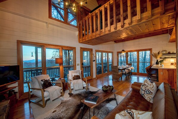 Smart TV, fireplace