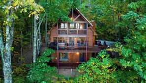 A two-story log cabin surrounded by dense forest. - Leola Lodge- Upscale escape, mtn views & hot tub (Blue Ridge)
